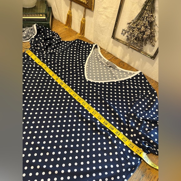 💙 LAURA PLUS – Navy Polka Dot V-Neck Top size 2X - Picture 4 of 8